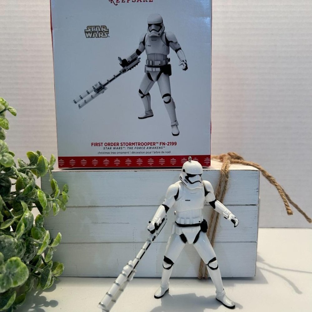 NIB 2017 HALLMARK KEEPSAKE ORNAMENT STAR WARS FIRST ORDER STORMTROOPER FN-2199
